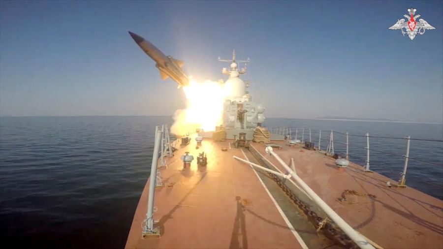 Angkatan Laut Rusia telah melakukan uji tembak rudal antikapal supersonik ke sasaran tiruan di Laut Jepang. (via REUTERS/RUSSIAN DEFENCE MINISTRY)