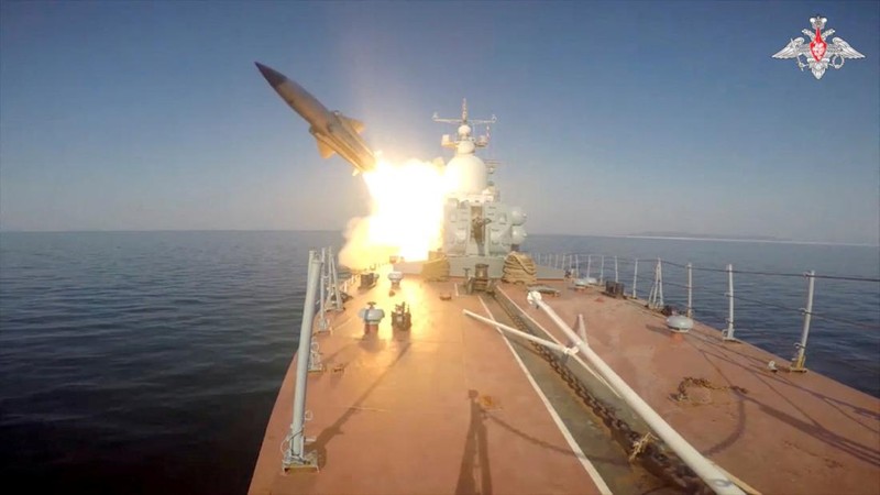 Angkatan Laut Rusia telah melakukan uji tembak rudal antikapal supersonik ke sasaran tiruan di Laut Jepang. (via REUTERS/RUSSIAN DEFENCE MINISTRY)