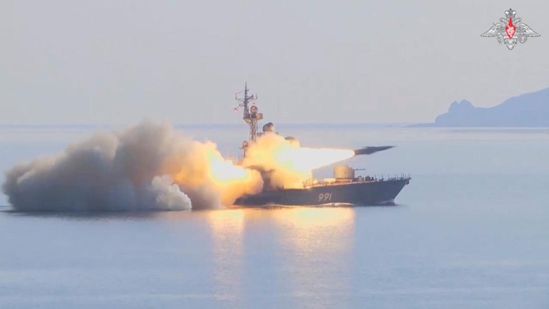 Angkatan Laut Rusia telah melakukan uji tembak rudal antikapal supersonik ke sasaran tiruan di Laut Jepang. (via REUTERS/RUSSIAN DEFENCE MINISTRY)