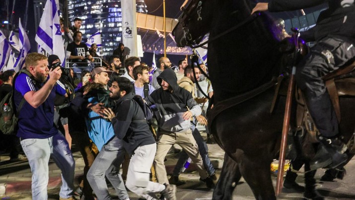 ISRAEL-POLITICS/JUDICIARY-PROTESTS Protesters clash with police at a demonstration against Israeli Prime Minister Benjamin Netanyahu and his nationalist coalition government's plan for judicial overhaul, in Tel Aviv, Israel, March 27, 2023. REUTERS/Itai Ron NO RESALES. NO ARCHIVES