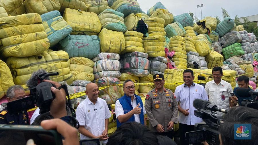 Mendag Zulhas dan Menteri Teten serta Bea Cukai dan Kepolisian memusnahkan 7.363 bal pakaian bekas impor ilegal. (CNBC Indonesia/Mentari Puspadini)