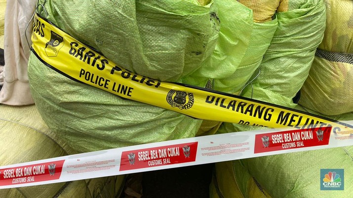 Mendag Zulhas dan Menteri Teten serta Bea Cukai dan Kepolisian memusnahkan 7.363 bal pakaian bekas impor ilegal. (CNBC Indonesia/Mentari Puspadini) Mendag Zulhas dan Menteri Teten serta Bea Cukai dan Kepolisian memusnahkan 7.363 bal pakaian bekas impor ilegal. (CNBC Indonesia/Mentari Puspadini)