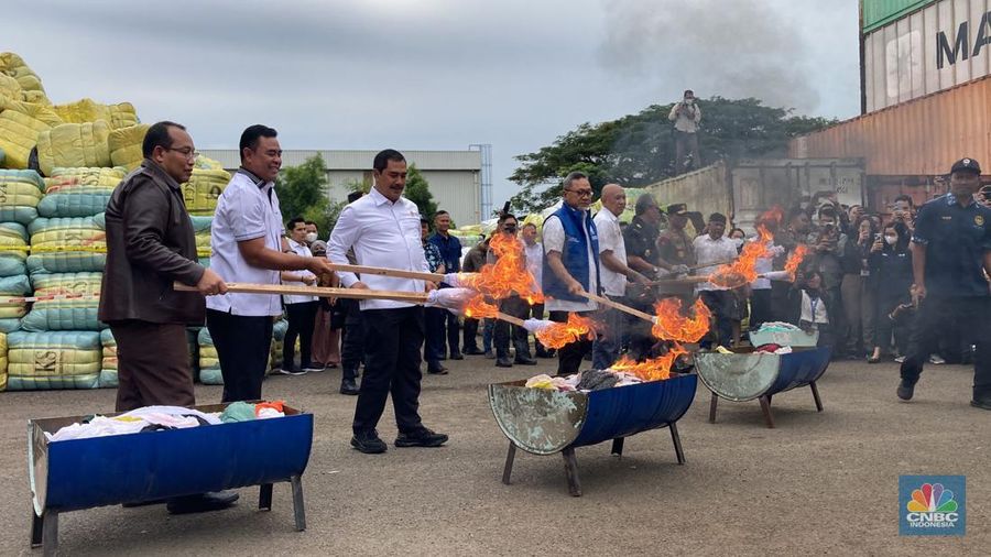 Mendag Zulhas dan Menteri Teten serta Bea Cukai dan Kepolisian memusnahkan 7.363 bal pakaian bekas impor ilegal. (CNBC Indonesia/Mentari Puspadini)