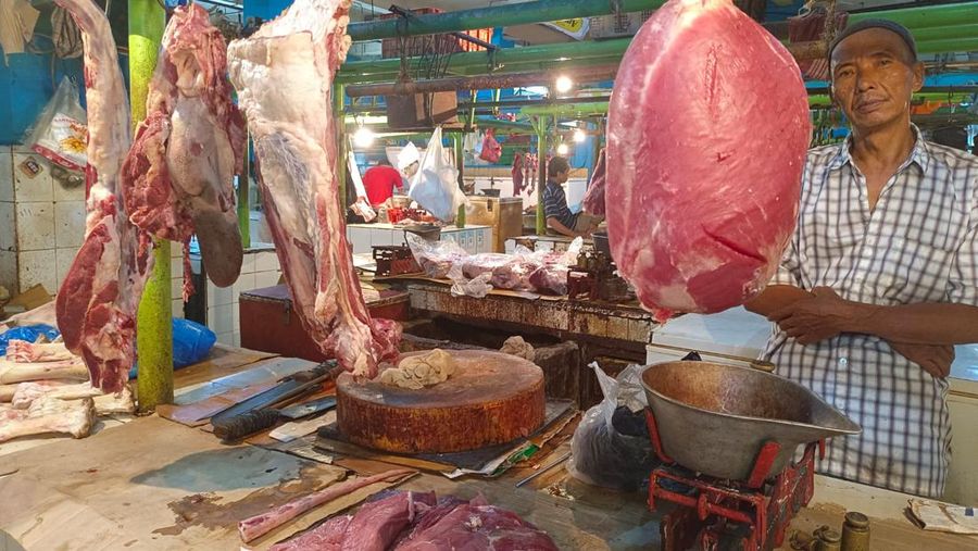 Pantauan harga sembako 5 hari ramadan di pasar Jatinegara [foto: martyasari rizky] makasih. (CNBC Indonesia/Mtya Rizki)