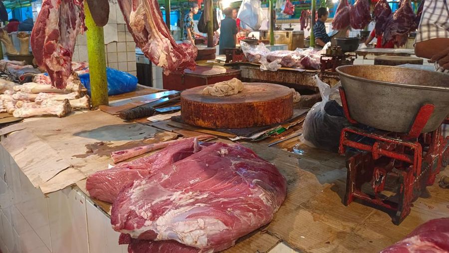 Pantauan harga sembako 5 hari ramadan di pasar Jatinegara [foto: martyasari rizky] makasih. (CNBC Indonesia/Mtya Rizki)