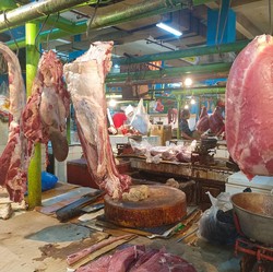Update Bahan Pangan: Harga Daging Terbang, Cabai Malah Rontok