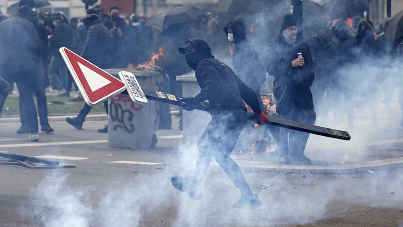 French firefighters try to extinguish a burning BNP Paribas bank office during clashes at a demonstration as part of the tenth day of nationwide strikes and protests against French government's pension reform in Nantes, France, March 28, 2023.   REUTERS/Stephane Mahe