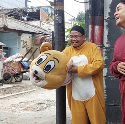 Kakek Badut Jalanan Ini Hidupkan Mimpi Sang Anak Jadi Polisi