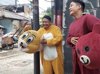 Kakek Badut Jalanan Ini Hidupkan Mimpi Sang Anak Jadi Polisi