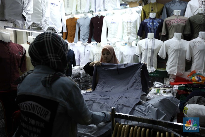 Calon Pembeli memilih baju di Pasar Tanah Abang, Jakarta, Selasa (29/3/2023). Calon Pembeli memilih baju di Pasar Tanah Abang, Jakarta, Selasa (29/3/2023). (CNBC Indonesia/Tri Susilo)