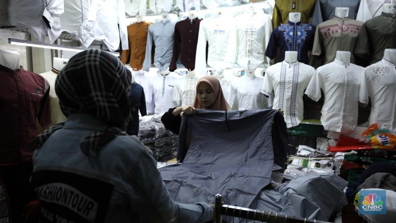 Calon Pembeli memilih baju di Pasar Tanah Abang, Jakarta, Selasa (29/3/2023). (CNBC Indonesia/Tri Susilo)