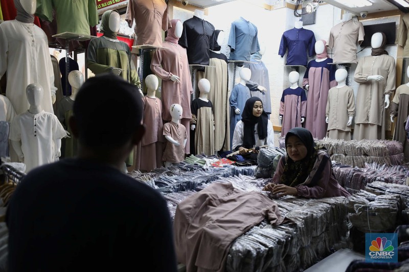 Calon Pembeli memilih baju di Pasar Tanah Abang, Jakarta, Selasa (29/3/2023). Calon Pembeli memilih baju di Pasar Tanah Abang, Jakarta, Selasa (29/3/2023). (CNBC Indonesia/Tri Susilo)