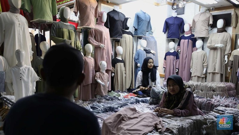 Calon Pembeli memilih baju di Pasar Tanah Abang, Jakarta, Selasa (29/3/2023). (CNBC Indonesia/Tri Susilo)