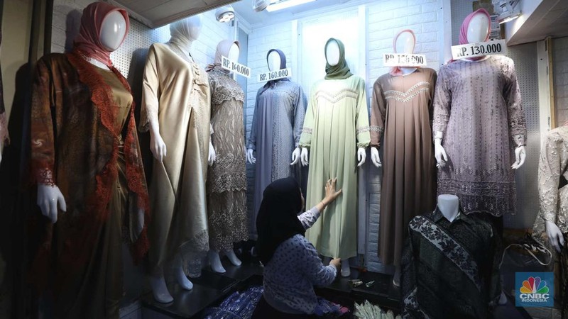 Calon Pembeli memilih baju di Pasar Tanah Abang, Jakarta, Selasa (29/3/2023). (CNBC Indonesia/Tri Susilo)
