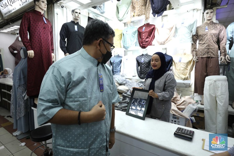 Calon Pembeli memilih baju di Pasar Tanah Abang, Jakarta, Selasa (29/3/2023). (CNBC Indonesia/Tri Susilo)