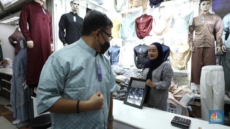 Calon Pembeli memilih baju di Pasar Tanah Abang, Jakarta, Selasa (29/3/2023). (CNBC Indonesia/Tri Susilo)