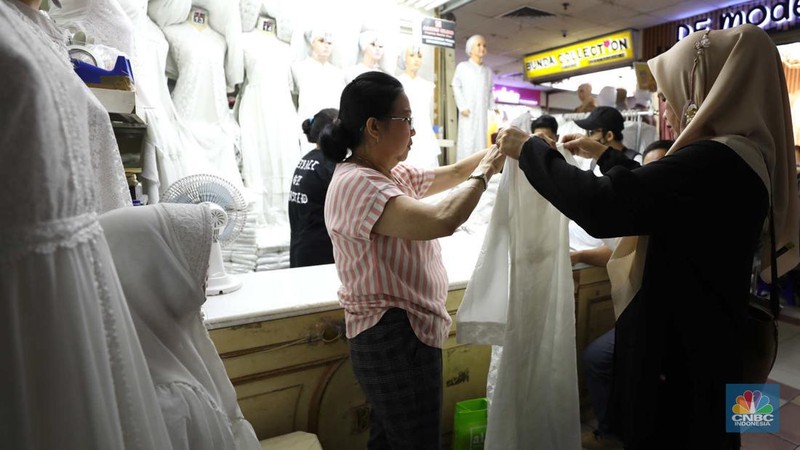 Calon Pembeli memilih baju di Pasar Tanah Abang, Jakarta, Selasa (29/3/2023). (CNBC Indonesia/Tri Susilo)