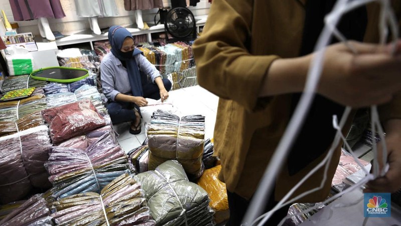 Calon Pembeli memilih baju di Pasar Tanah Abang, Jakarta, Selasa (29/3/2023). (CNBC Indonesia/Tri Susilo)