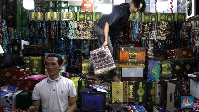Calon Pembeli memilih baju di Pasar Tanah Abang, Jakarta, Selasa (29/3/2023). (CNBC Indonesia/Tri Susilo)