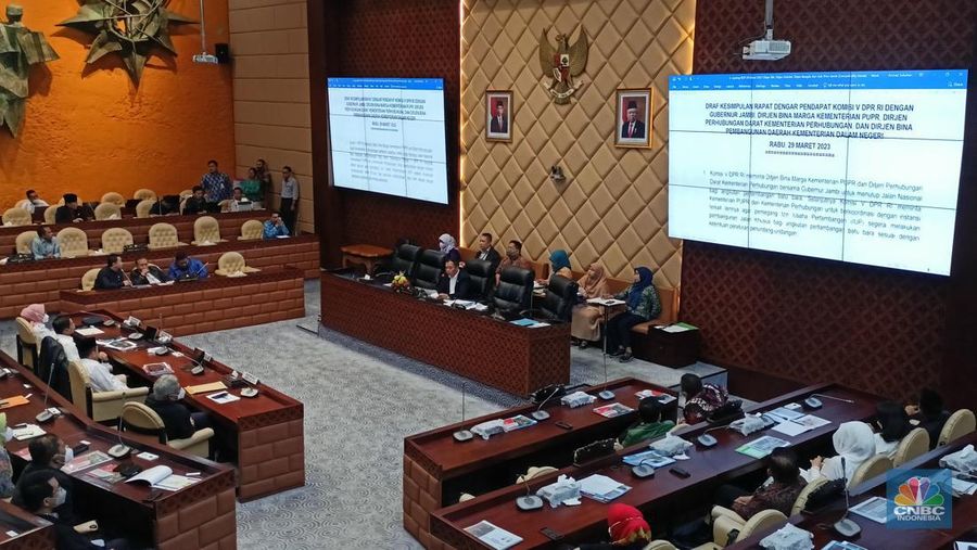 Komisi V DPR memanggil Dirjen Bina Marga Kementerian PUPR, Dirjen Perhubungan Darat Kemenhub, Dirjen Bina Pembangunan Daerah Kemendagri serta Gubernur Jambi untuk membahas masalah macet yang kerap terjadi akibat truk tambang. (CNBC Indonesia/Ferry Sandi)