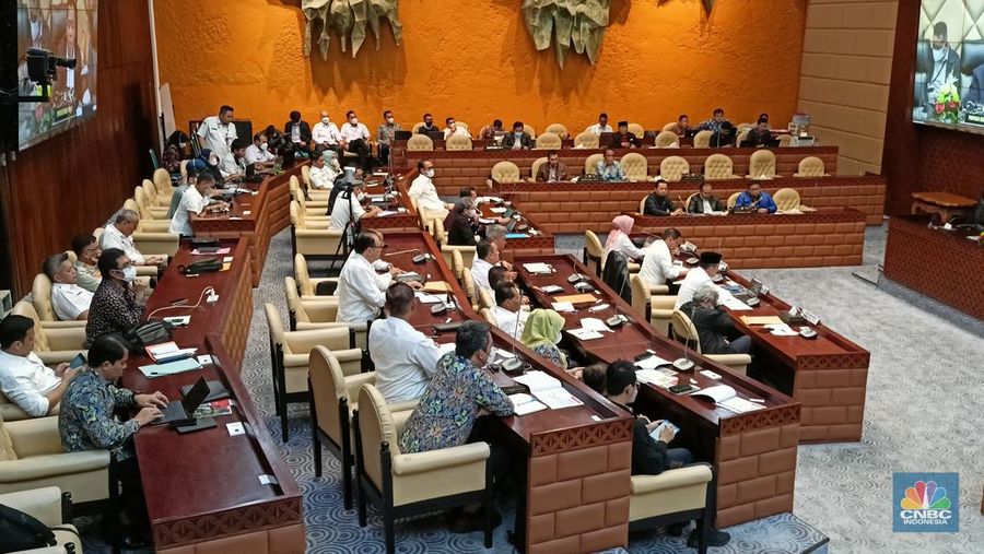 Komisi V DPR memanggil Dirjen Bina Marga Kementerian PUPR, Dirjen Perhubungan Darat Kemenhub, Dirjen Bina Pembangunan Daerah Kemendagri serta Gubernur Jambi untuk membahas masalah macet yang kerap terjadi akibat truk tambang. (CNBC Indonesia/Ferry Sandi)