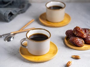 Pakai Kurma untuk Pemanis Alami Kopi dan Dapatkan Manfaat Sehatnya