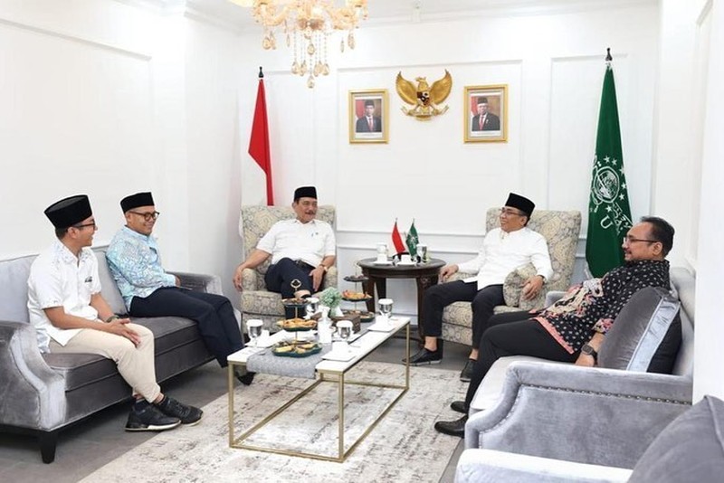 Menko Marves Luhut Binsar Pandjaitan saat menghadiri undangan KH. Yahya Cholil Staquf untuk bersilaturahmi sekaligus melihat tahapan renovasi gedung PBNU. (Instagram @luhut.pandjaitan)
