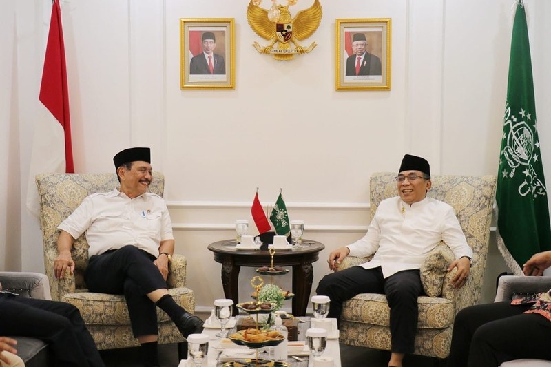 Menko Marves Luhut Binsar Pandjaitan saat menghadiri undangan KH. Yahya Cholil Staquf untuk bersilaturahmi sekaligus melihat tahapan renovasi gedung PBNU. (Instagram @luhut.pandjaitan)