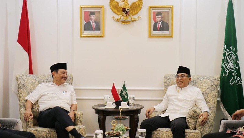 Menko Marves Luhut Binsar Pandjaitan saat menghadiri undangan KH. Yahya Cholil Staquf untuk bersilaturahmi sekaligus melihat tahapan renovasi gedung PBNU. (Instagram @luhut.pandjaitan)