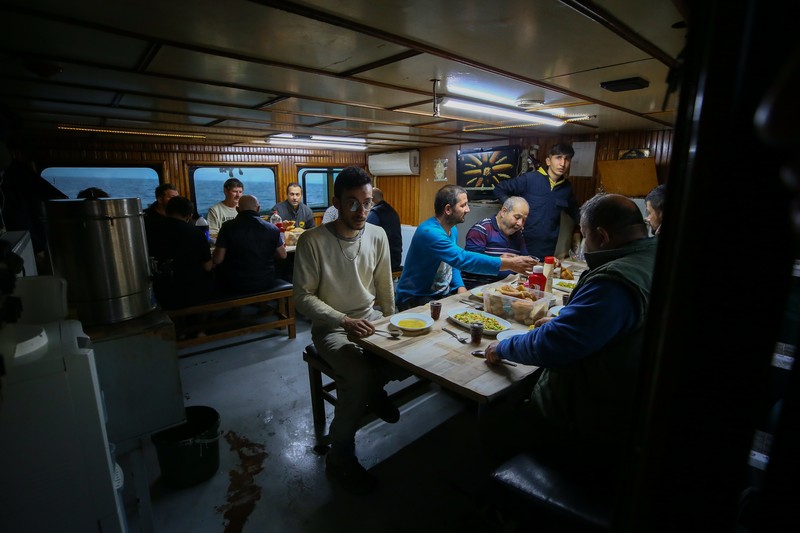 Penambang berbuka puasa (buka puasa) di lokasi tambang, salah satu pusat produksi batu bara lignit utama Turkiye, selama bulan suci Ramadhan di distrik Soma Manisa, Turkiye pada 25 Maret 2023. Penambang berbuka puasa (buka puasa) di lokasi tambang, salah satu pusat produksi batu bara lignit utama Turkiye, selama bulan suci Ramadhan di distrik Soma Manisa, Turkiye pada 25 Maret 2023. Sekitar 500 penambang di perusahaan tambang kembali ke lokasi tambang pada setelah berpartisipasi dalam operasi pencarian dan penyelamatan menyusul gempa berkekuatan 7,7 dan 7,6 yang melanda beberapa provinsi Turkiye terjadi pada 06 Februari. Para penambang, yang bekerja ratusan meter di bawah lokasi sesuai dengan shift mereka, juga memenuhi persyaratan bulan suci. Ramadhan meskipun profesi mereka sulit. Menurut jam kerja mereka, mereka menghabiskan waktu berbuka puasa dan sahur bersama. (Mahmut Serdar Alakus/Anadolu Agency via Getty Images)