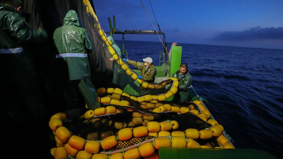 Penambang terlihat di lokasi tambang, salah satu pusat produksi batu bara lignit utama Turkiye, selama bulan suci Ramadhan di distrik Soma Manisa, Turkiye pada 25 Maret 2023. Sekitar 500 penambang di perusahaan tambang kembali ke lokasi tambang setelah berpartisipasi dalam operasi pencarian dan penyelamatan setelah gempa bumi berkekuatan 7,7 dan 7,6 melanda beberapa provinsi Turkiye terjadi pada 06 Februari. Para penambang, yang bekerja ratusan meter di bawah lokasi sesuai dengan shift mereka, juga memenuhi persyaratan bulan suci Ramadhan meskipun mereka profesi yang sulit. Menurut jam kerja mereka, mereka berbuka puasa dan sahur bersama. (Mahmut Serdar Alakus/Anadolu Agency via Getty Images)