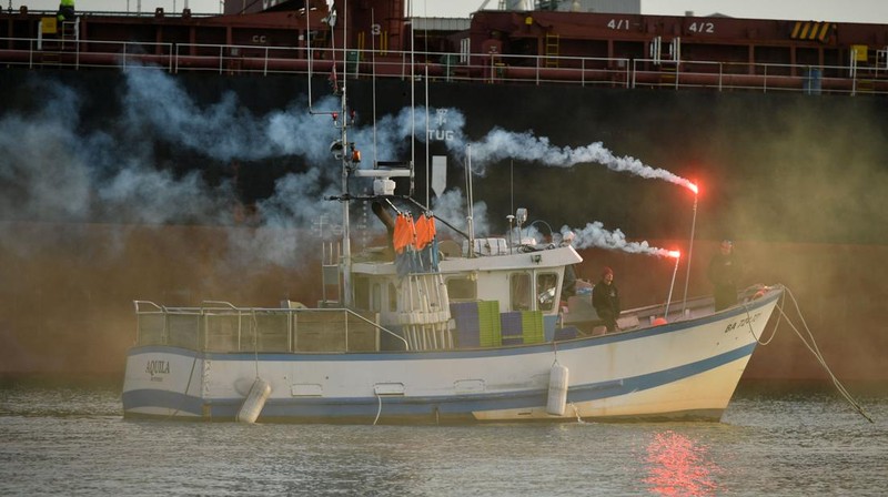 Sebuah foto memperlihatkan patung seorang nelayan, menunjukkan di atas kapal penangkap ikan sebuah kartu bertuliskan 