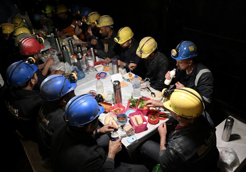 Penambang berbuka puasa (buka puasa) di lokasi tambang, salah satu pusat produksi batu bara lignit utama Turkiye, selama bulan suci Ramadhan di distrik Soma Manisa, Turkiye pada 25 Maret 2023. Sekitar 500 penambang di perusahaan tambang kembali ke lokasi tambang pada setelah berpartisipasi dalam operasi pencarian dan penyelamatan menyusul gempa berkekuatan 7,7 dan 7,6 yang melanda beberapa provinsi Turkiye terjadi pada 06 Februari. Para penambang, yang bekerja ratusan meter di bawah lokasi sesuai dengan shift mereka, juga memenuhi persyaratan bulan suci. Ramadhan meskipun profesi mereka sulit. Menurut jam kerja mereka, mereka menghabiskan waktu berbuka puasa dan sahur bersama. (Mahmut Serdar Alakus/Anadolu Agency via Getty Images)