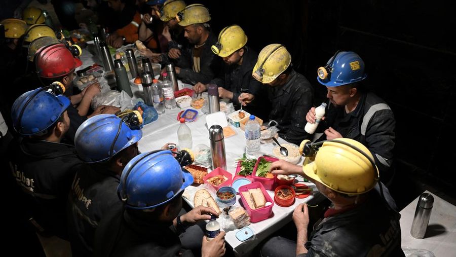 Penambang terlihat di lokasi tambang, salah satu pusat produksi batu bara lignit utama Turkiye, selama bulan suci Ramadhan di distrik Soma Manisa, Turkiye pada 25 Maret 2023. Sekitar 500 penambang di perusahaan tambang kembali ke lokasi tambang setelah berpartisipasi dalam operasi pencarian dan penyelamatan setelah gempa bumi berkekuatan 7,7 dan 7,6 melanda beberapa provinsi Turkiye terjadi pada 06 Februari. Para penambang, yang bekerja ratusan meter di bawah lokasi sesuai dengan shift mereka, juga memenuhi persyaratan bulan suci Ramadhan meskipun mereka profesi yang sulit. Menurut jam kerja mereka, mereka berbuka puasa dan sahur bersama. (Mahmut Serdar Alakus/Anadolu Agency via Getty Images)