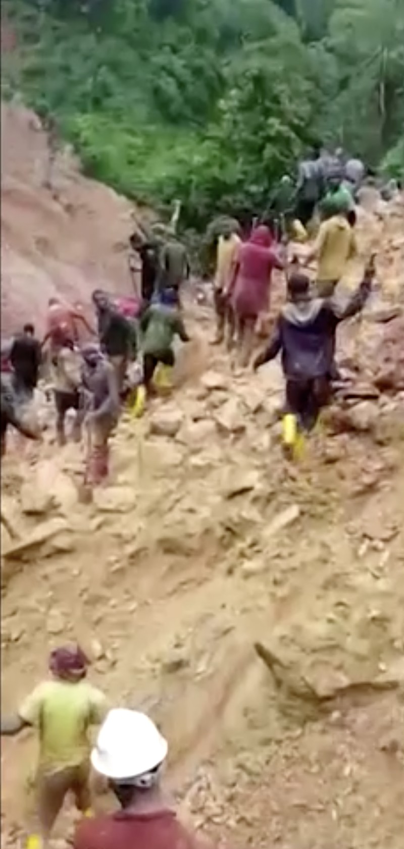 Penambang Emas di Tengah Longsor di Congo (Reuters) Penambang Emas di Tengah Longsor di Congo (Reuters)