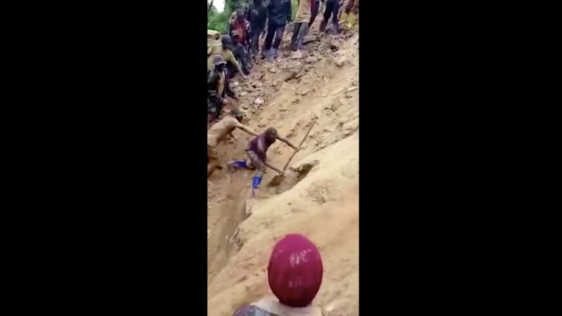 Penambang Emas di Tengah Longsor di Congo (Reuters) Penambang Emas di Tengah Longsor di Congo (Reuters)