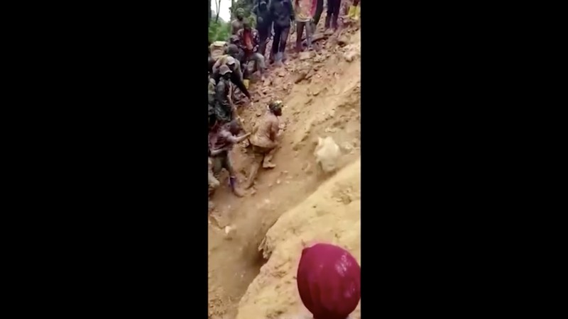 Penambang Emas di Tengah Longsor di Congo (Reuters) Penambang Emas di Tengah Longsor di Congo (Reuters)