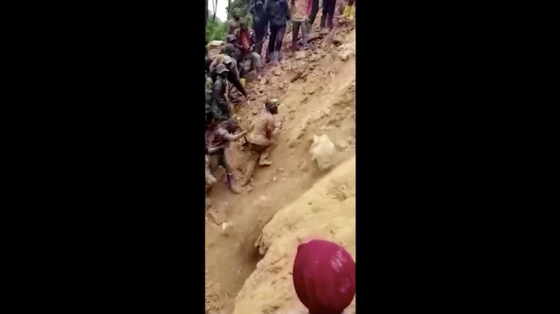 Penambang Emas di Tengah Longsor di Congo (Reuters)