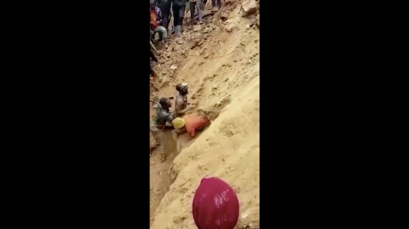 Penambang Emas di Tengah Longsor di Congo (Reuters) Penambang Emas di Tengah Longsor di Congo (Reuters)