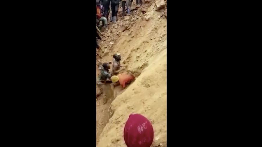 Penambang Emas di Tengah Longsor di Congo (Reuters)
