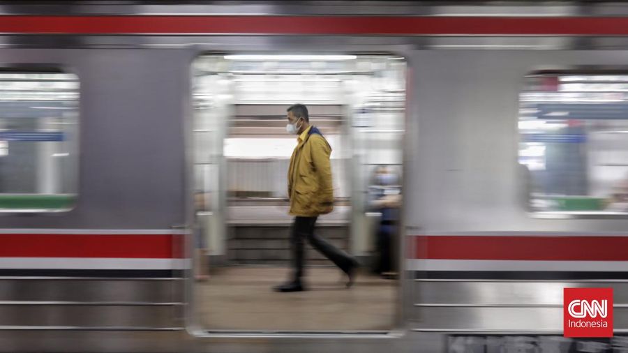 Mobilitas masyarakat saat pulang kerja di Stasiun Manggarai, Jakarta, Selasa, 28 Maret 2023. PT Kereta Commuter Indonesia (KCI) atau KAI Commuter sudah memiliki kesepakatan untuk pengadaan rangkaian KRL baru yang diproduksi PT Industri Kereta Api (Persero) atau Inka pada 2025 dan 2026. CNN Indonesia/Adhi Wicaksono
