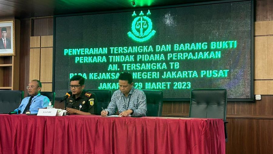 Kanwil DJP Jakpus serahkan tersangka pidana perpajakan.