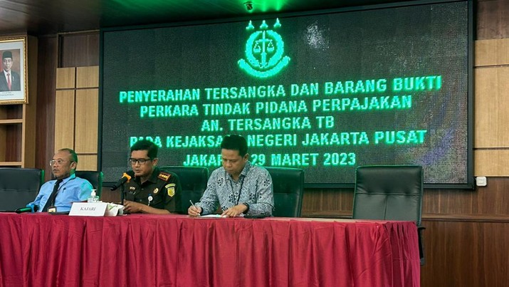 Penyerahan barang bukti kasus pajak Kanwil DJP Jakpus serahkan tersangka pidana perpajakan.