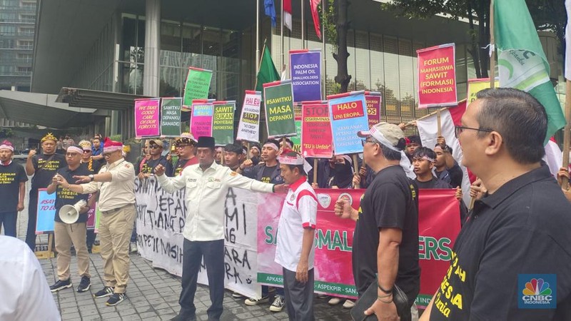 Puluhan Petani Sawit Demo Tolak UU Deforestasi Uni Eropa. (CNBC Indonesia/Martyasari Rizky )