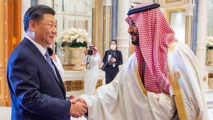 SAUDI-CHINA-GCC-POLITICS-DIPLOMACY This handout picture released by the Saudi Press Agency SPA shows Saudi Crown Prince Mohammed bin Salman (R) shaking hands with Chinese President Xi Jinping during a GCC-China Summit in the Saudi capital Riyadh, on December 9, 2022. (Photo by SPA / AFP) / === RESTRICTED TO EDITORIAL USE - MANDATORY CREDIT