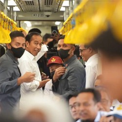 Jokowi Happy, Naik Kereta Pertama Sulawesi Bareng Anak SD