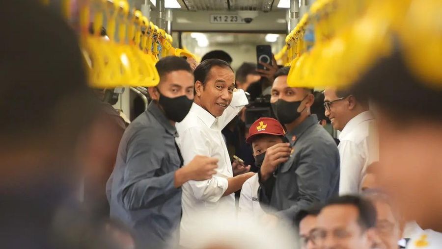 Usai meresmikan pengoperasian jalur kereta api Makassar-Parepare Antar Maros-Barru, Rabu (29/03/2023), Presiden Joko Widodo menaiki KRDE Makassar-Parepare dari Depo Kereta Api Maros menuju Stasiun Rammang-Rammang, Kabupaten Maros. (Instagram @sekretariat.Kabinet)