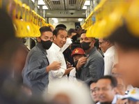 Jokowi Happy, Naik Kereta Pertama Sulawesi Bareng Anak SD