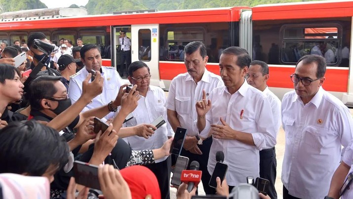 Usai meresmikan pengoperasian jalur kereta api Makassar-Parepare Antar Maros-Barru, Rabu (29/03/2023), Presiden Joko Widodo menaiki KRDE Makassar-Parepare dari Depo Kereta Api Maros menuju Stasiun Rammang-Rammang, Kabupaten Maros. Usai meresmikan pengoperasian jalur kereta api Makassar-Parepare Antar Maros-Barru, Rabu (29/03/2023), Presiden Joko Widodo menaiki KRDE Makassar-Parepare dari Depo Kereta Api Maros menuju Stasiun Rammang-Rammang, Kabupaten Maros. (Instagram @sekretariat.Kabinet)
