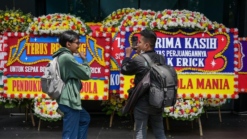 This picture shows wreaths expressing the concern of football fans outside the office of the Indonesian football association in Jakarta on March 30, 2023. - FIFA announced on March 29 it had removed Indonesia as hosts of this year's under-20 World Cup amid political turmoil over Israel's participation. (Photo by BAY ISMOYO / AFP) (Photo by BAY ISMOYO/AFP via Getty Images)
